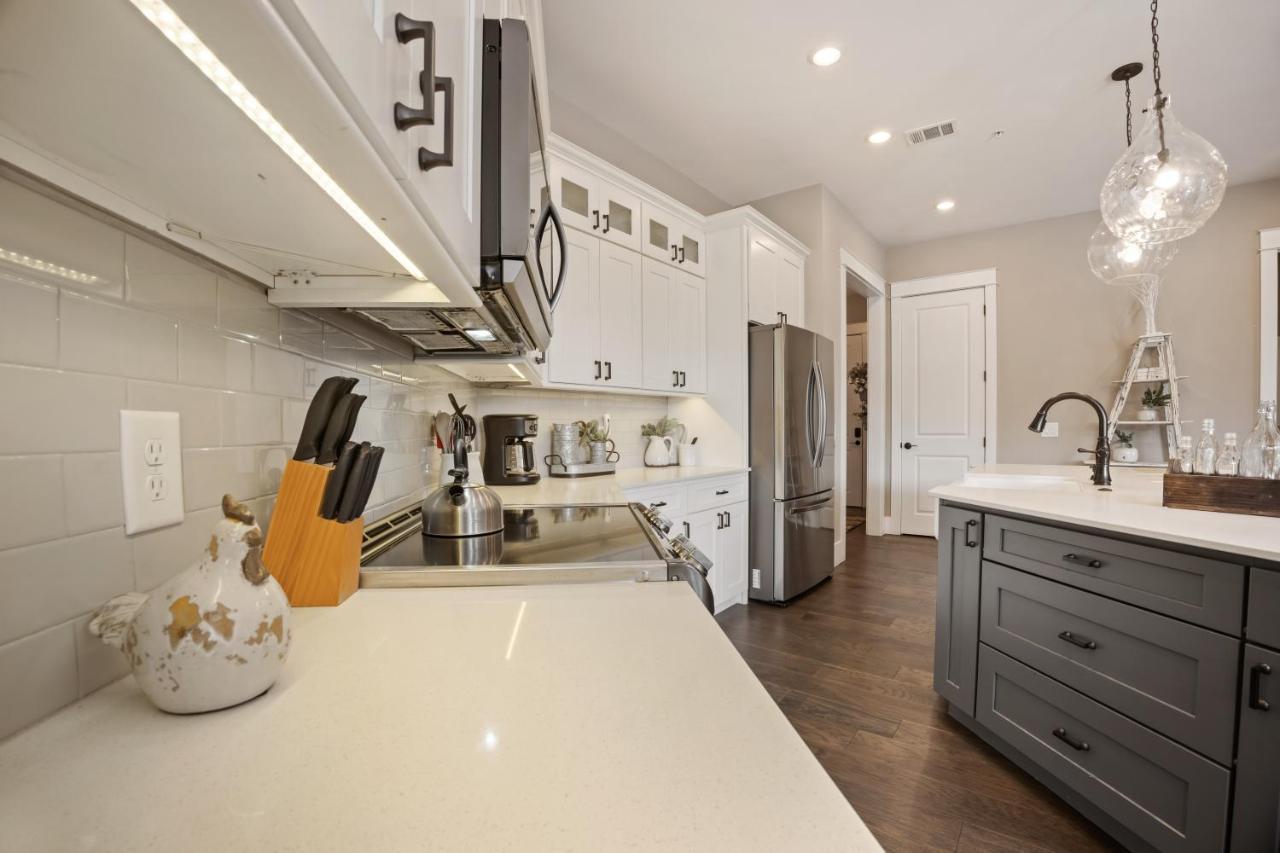 بلو ريدج Beautiful Downtown Condo - Balcony - Amazing City Views - Loaded Kitchen - Stainless Steel Appliances - Board Games & More المظهر الخارجي الصورة